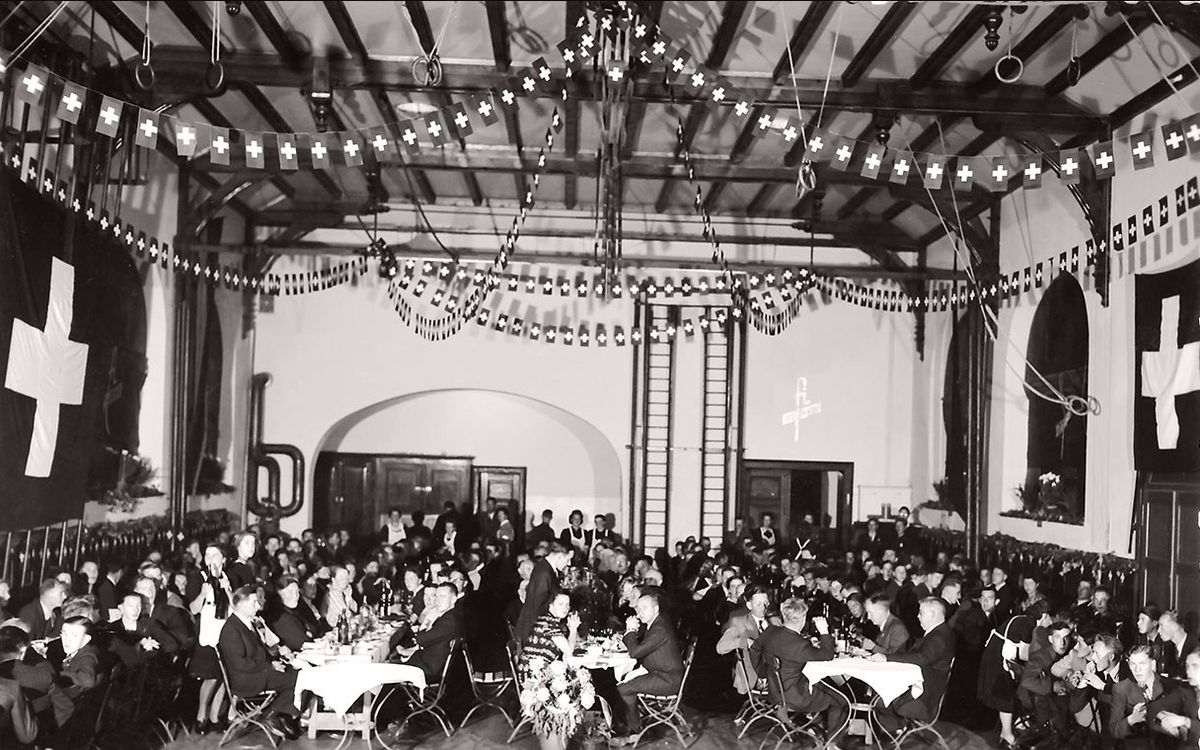 Fischer feierte 1942 die ersten hundert Jahre seiner Firmengeschichte mit einem riesigen Fest in der Turnhalle in Menziken. Eigens zu diesem Zweck wurde eine Firmenmusik gegründet.