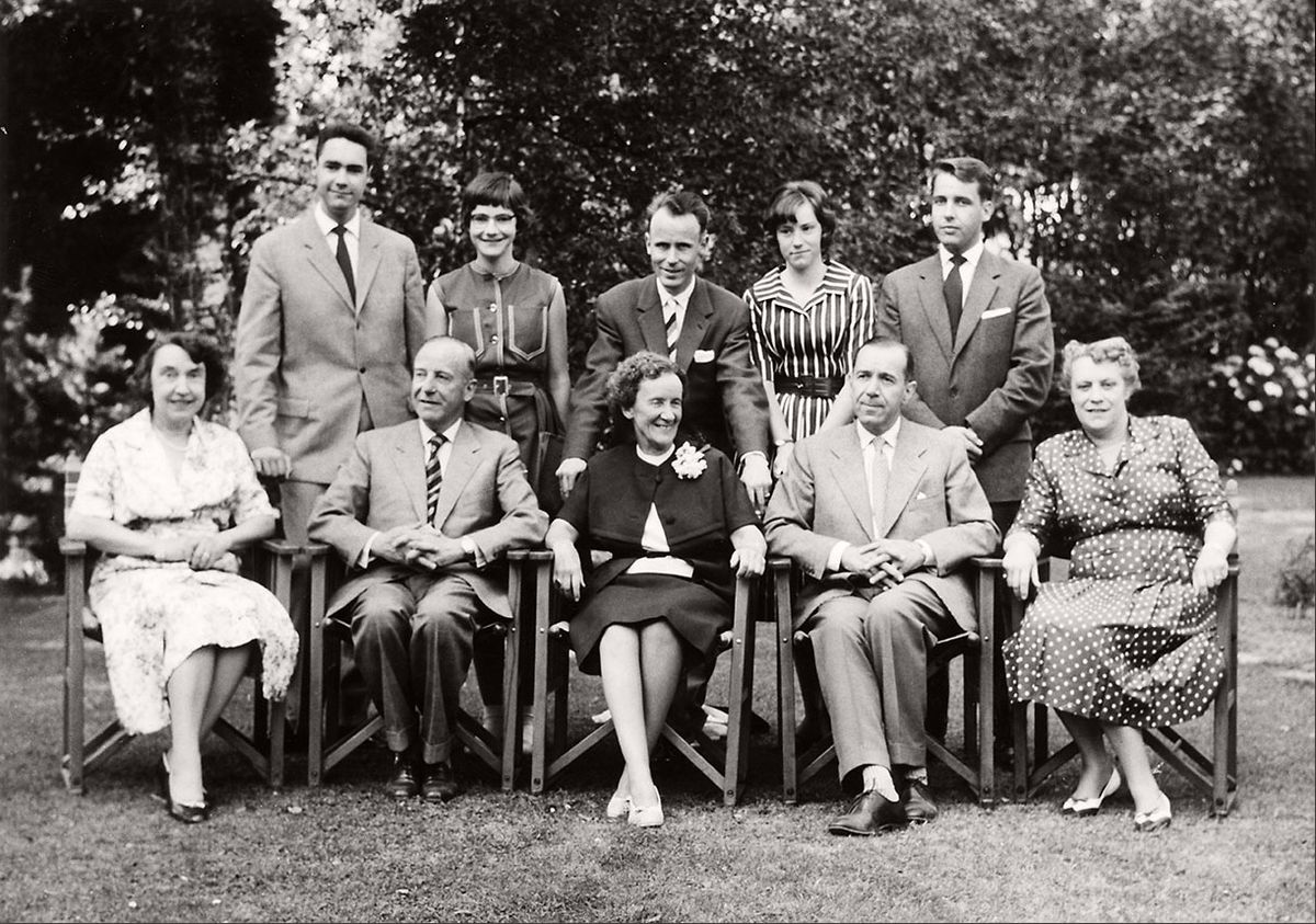 Die Fischer-Familien um 1960: Die Kinder Thomas, Catharina, Alex, Regina und Hans-Erich Fischer (hinten, v. l.); Emma und Karl Fischer-Nebel, Marguerite Fischer, Willy und Margerit Fischer-Sulzer (sitzend, v. l.).