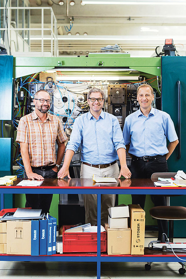 2014 beteiligte sich Fischer an der deutschen Zetka. Klaus Zettlmeier (links) und Christian Kallenbach (rechts) mit Peter Fischer im Werk im bayerischen Füssen.